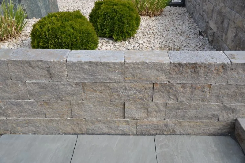 Muschelkalk Schichtmauer gespalten