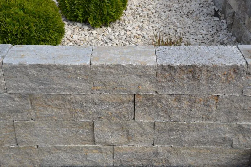 Muschelkalk Schichtmauer gespalten