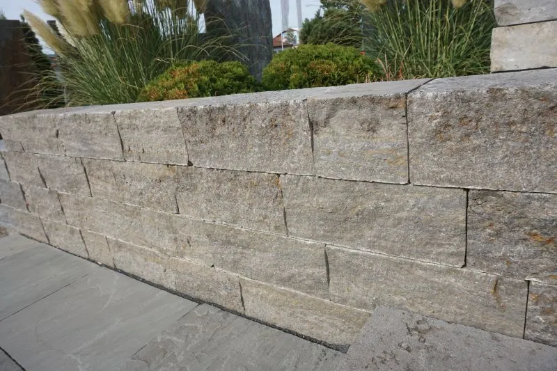 Muschelkalk Schichtmauer gespalten